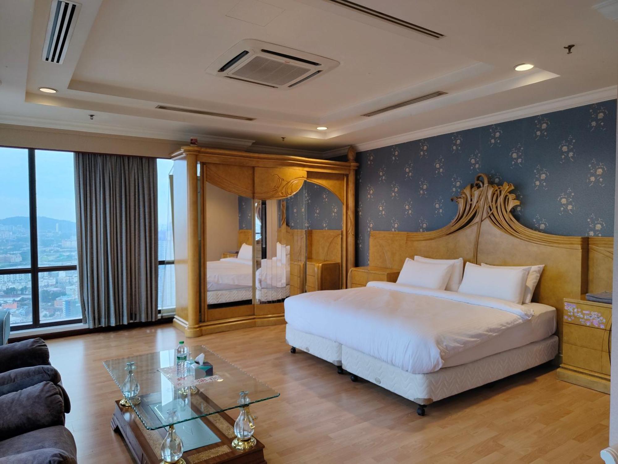 Penthouse Duplex With Klcc Views At Berjaya Times Square Apartemen Kuala Lumpur